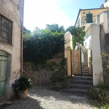 Secret Garden-bike-friendly Home-mandarancio Calice Ligure