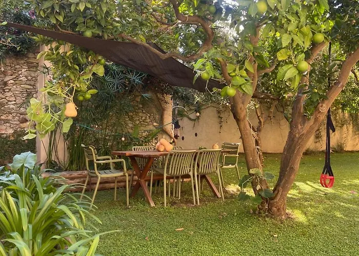 Secret Garden-bike-friendly Home-mandarancio