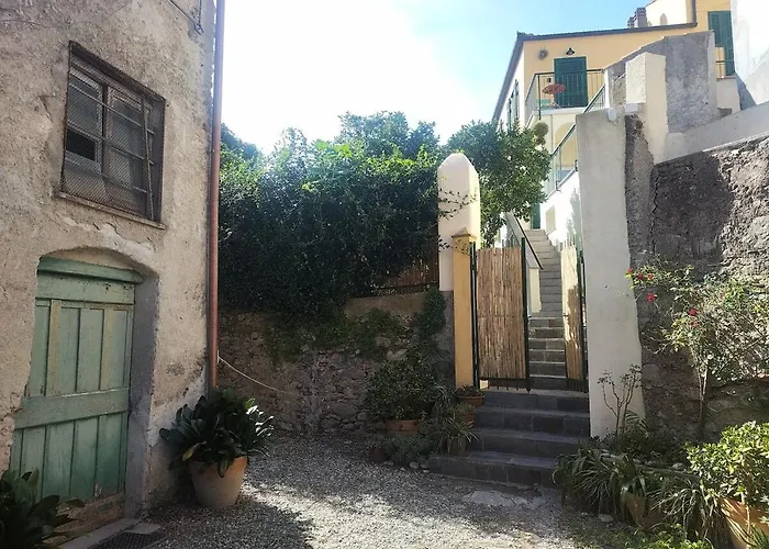 Secret Garden-bike-friendly Home-mandarancio Calice Ligure